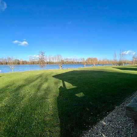 Reeds Lodge, Lake Pochard South Cerney Exterior foto