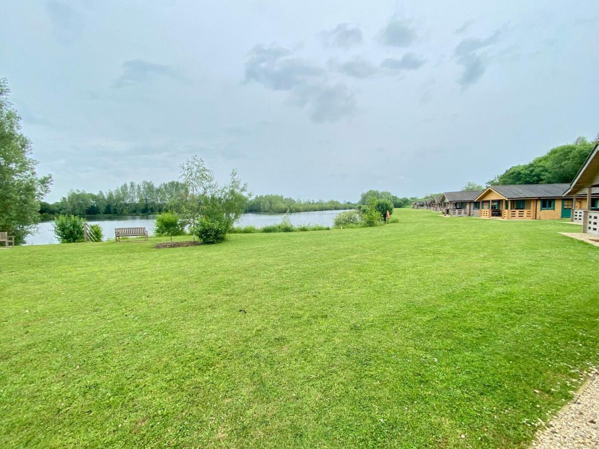 Reeds Lodge, Lake Pochard South Cerney Exterior foto